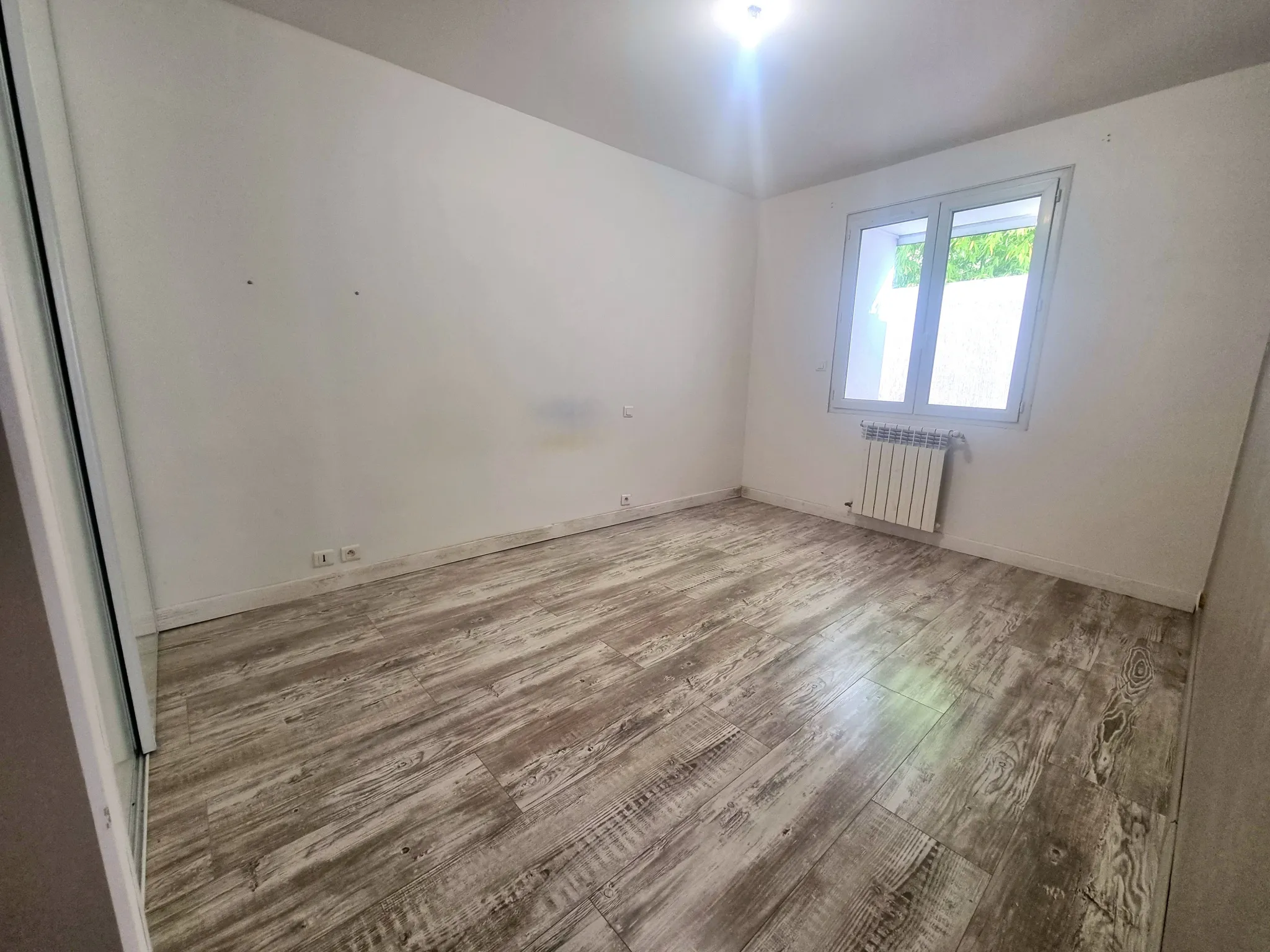 Appartement de 153 m2 avec 2 cours et cellier à Nevian 