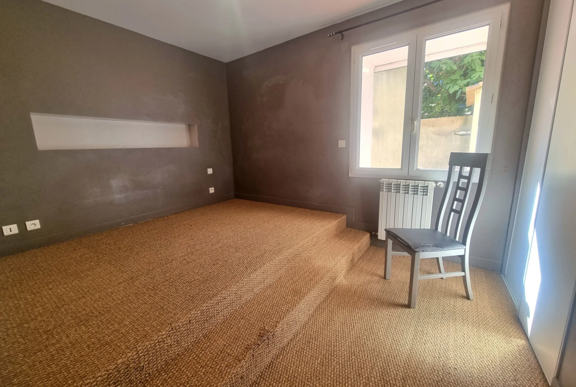 Appartement de 153 m2 avec 2 cours et cellier à Nevian 