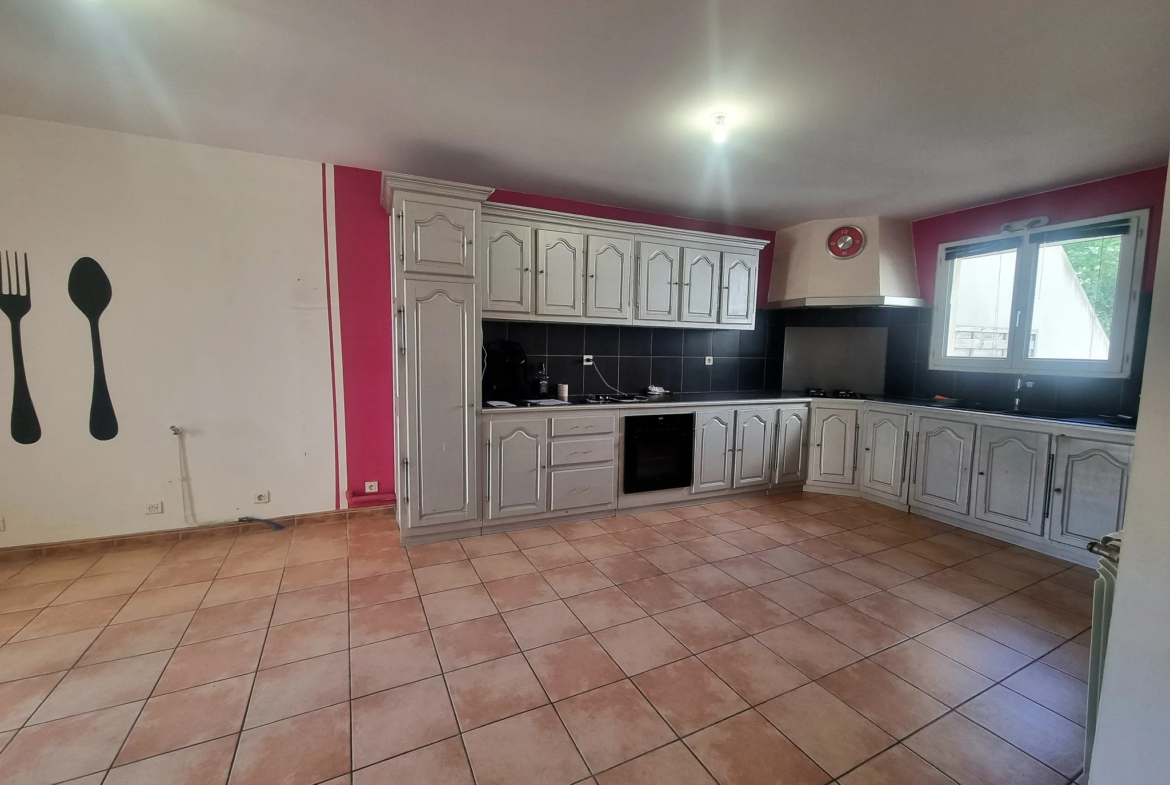 Appartement de 153 m2 avec 2 cours et cellier à Nevian 