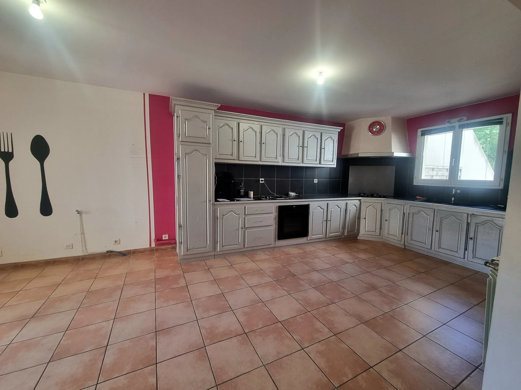 Appartement de 153 m2 avec 2 cours et cellier à Nevian 