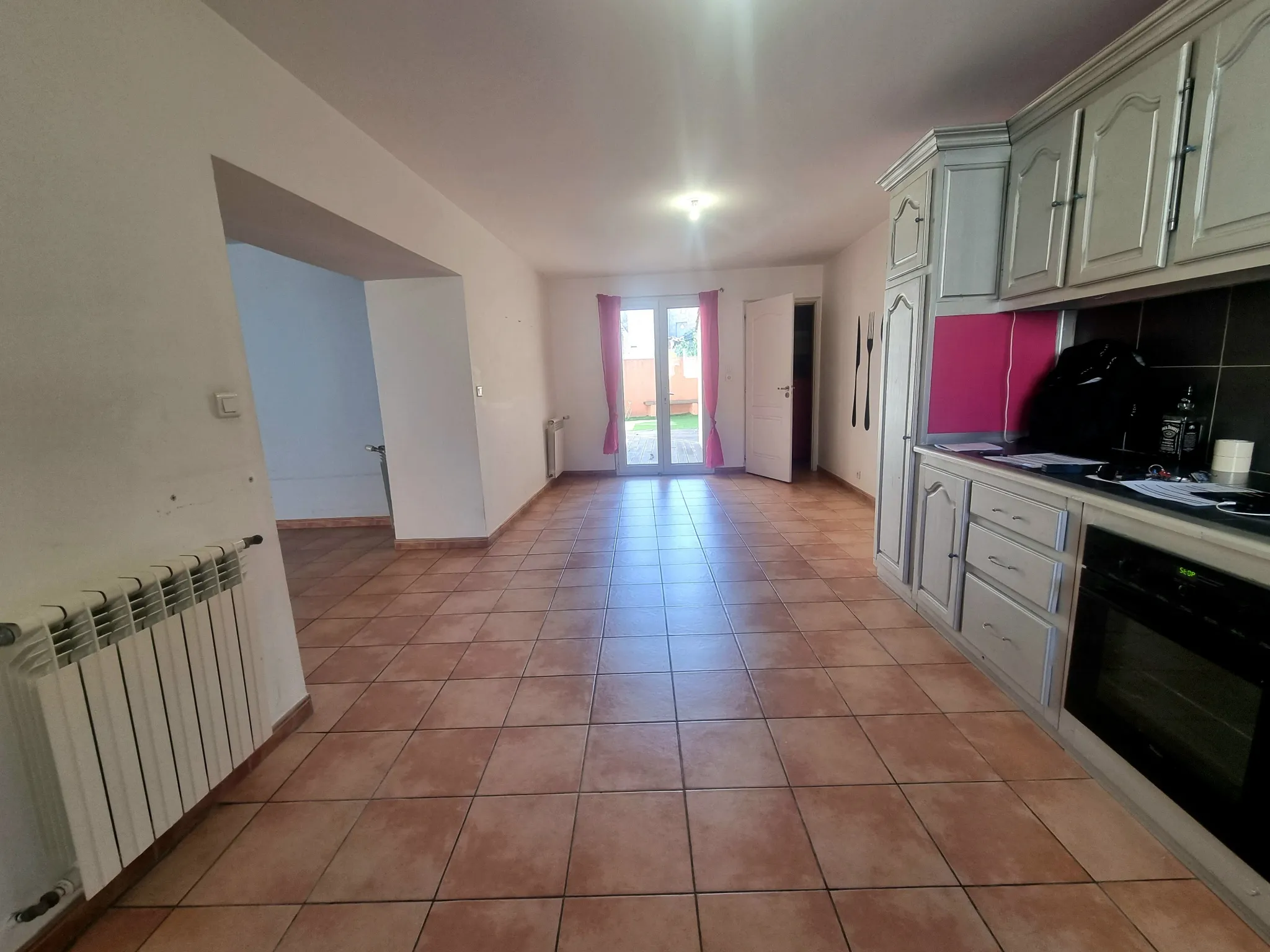 Appartement de 153 m2 avec 2 cours et cellier à Nevian 