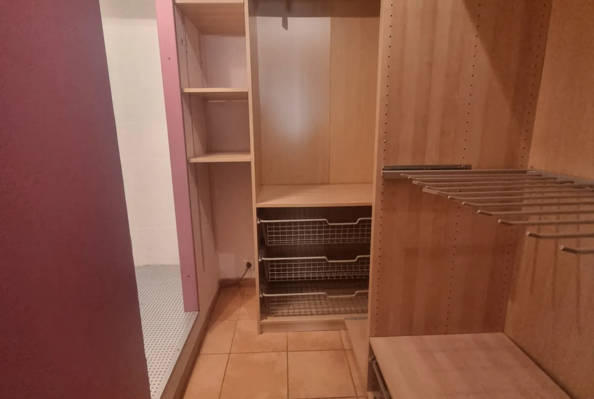 Appartement de 153 m2 avec 2 cours et cellier à Nevian 