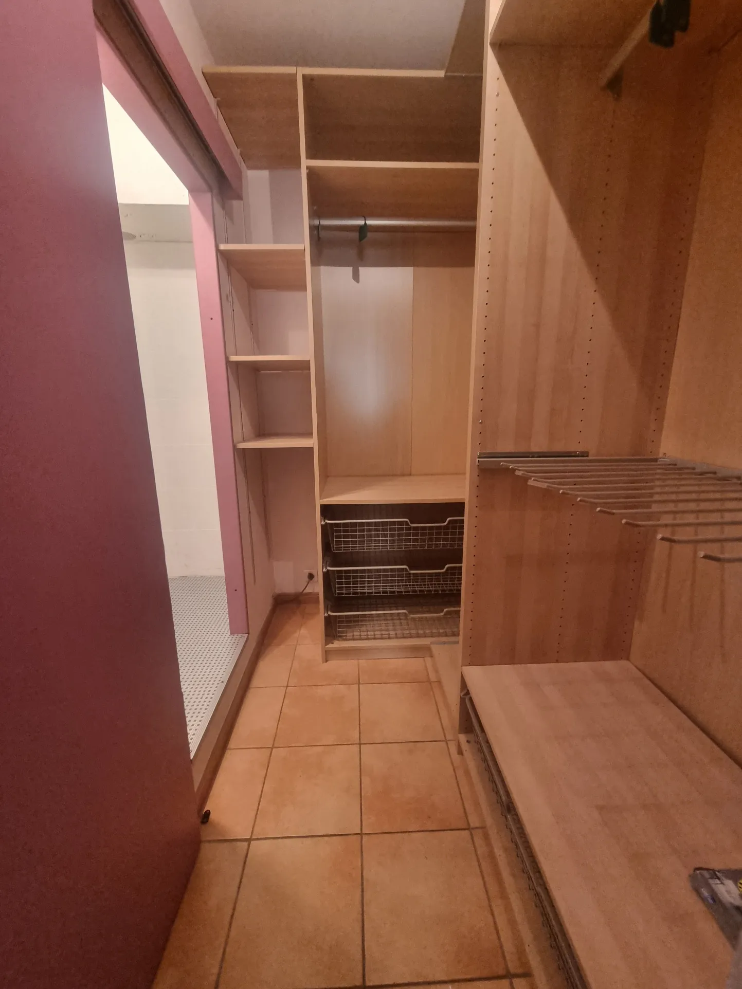 Appartement de 153 m2 avec 2 cours et cellier à Nevian 