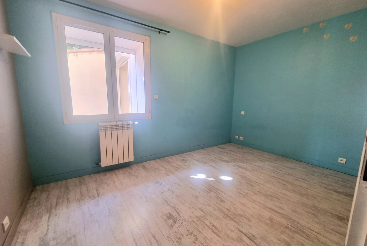 Appartement de 153 m2 avec 2 cours et cellier à Nevian 