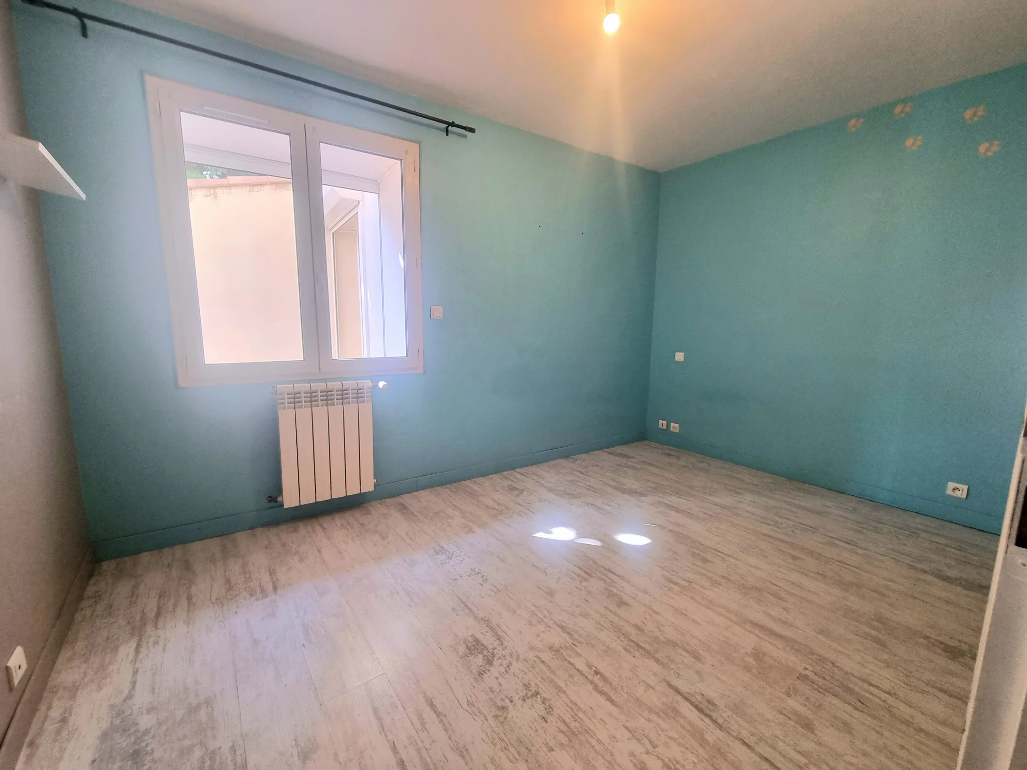 Appartement de 153 m2 avec 2 cours et cellier à Nevian 