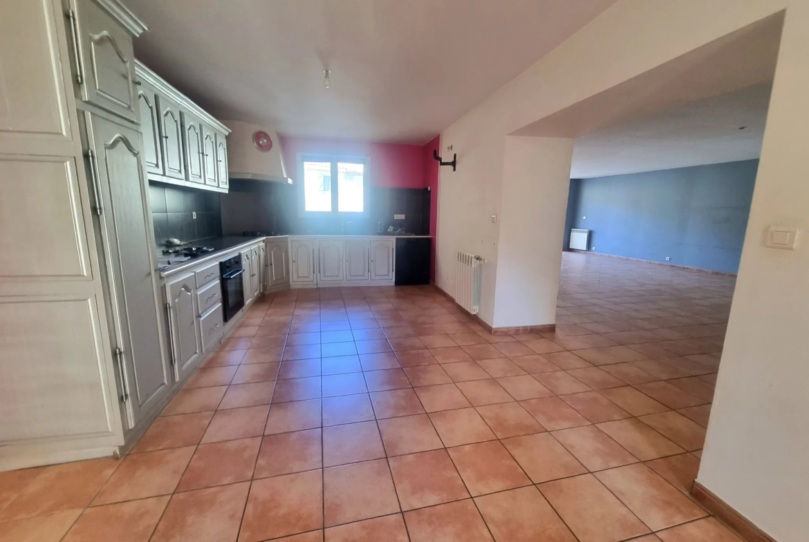 Appartement de 153 m2 avec 2 cours et cellier à Nevian 