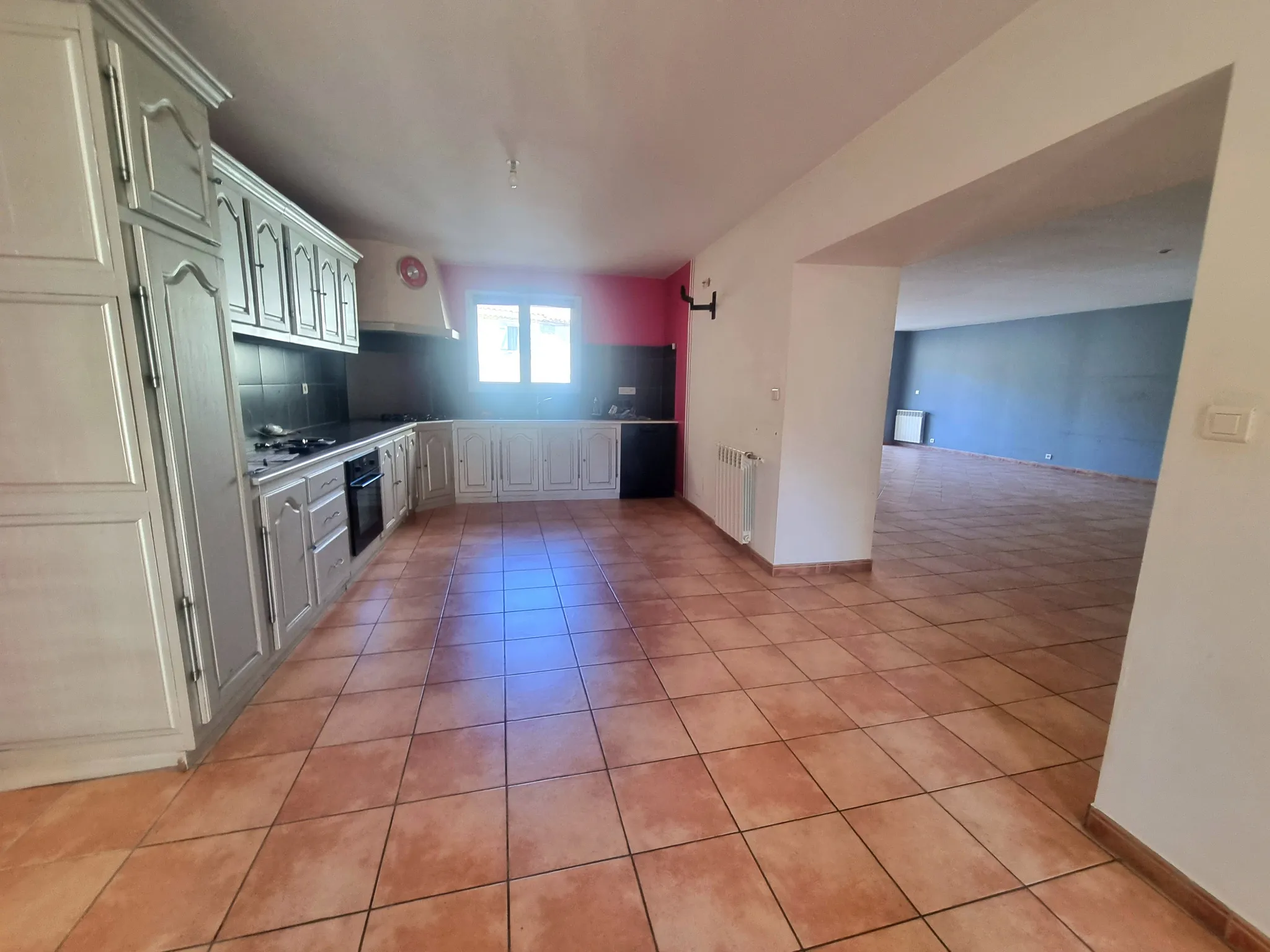 Appartement de 153 m2 avec 2 cours et cellier à Nevian 