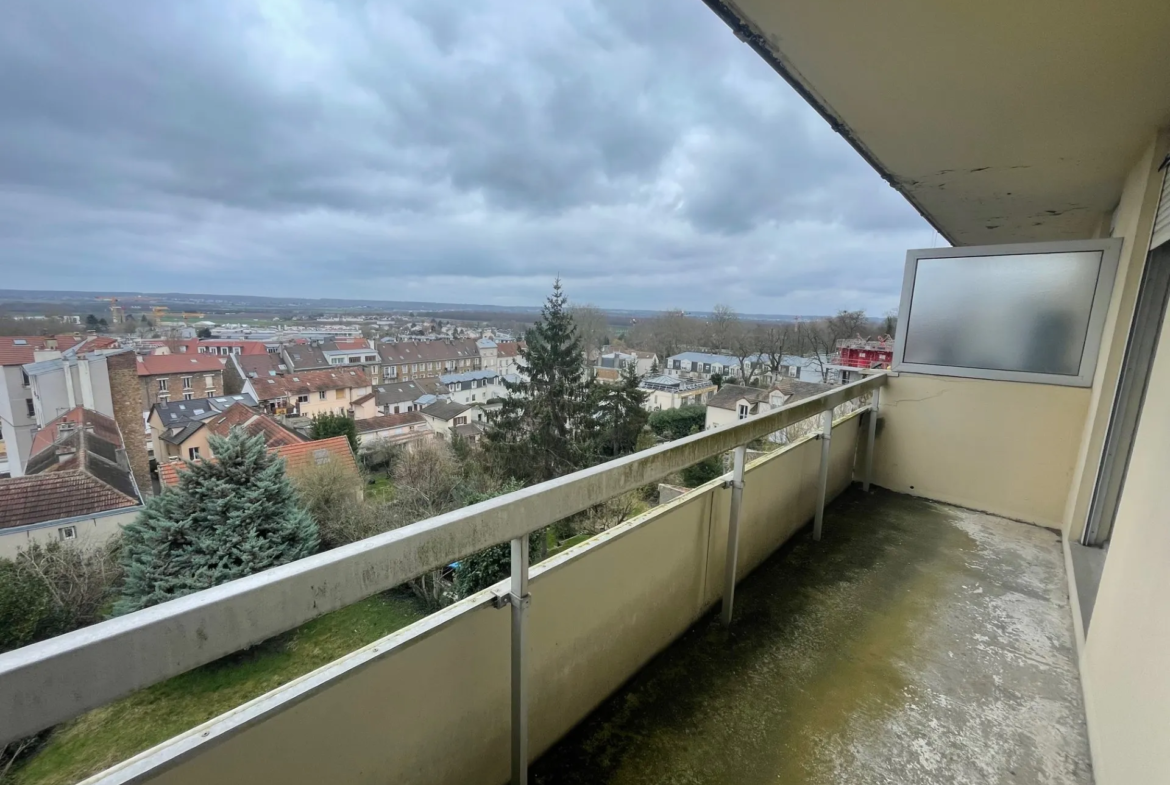 Grand studio à rénover avec terrasse à St Cyr l'Ecole 