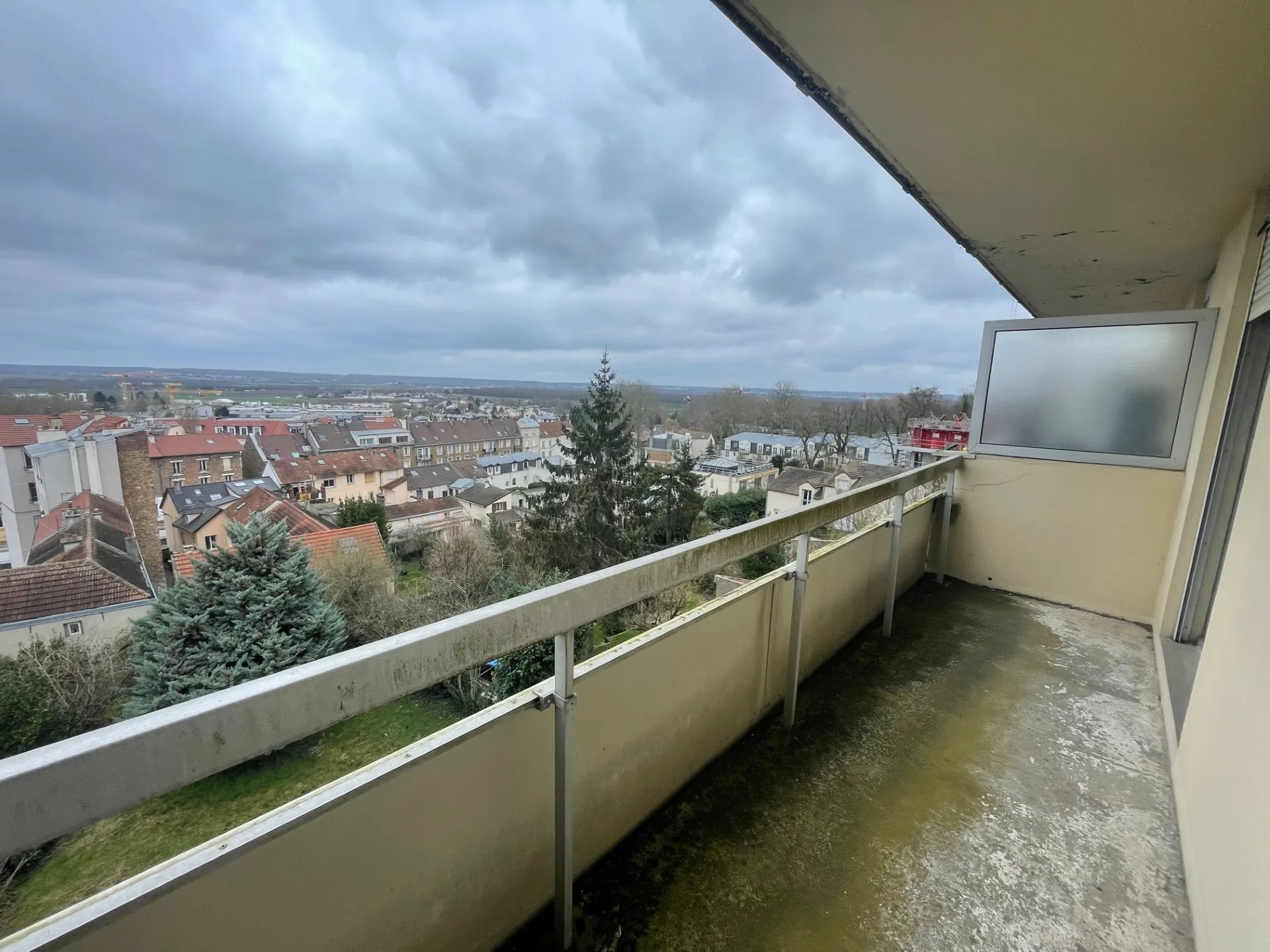 Grand studio à rénover avec terrasse à St Cyr l'Ecole 