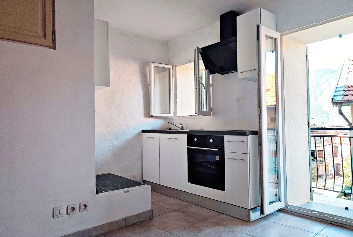 Maison Rénovée avec 3 Appartements à Vendre à Belvédère - 128 000 € 