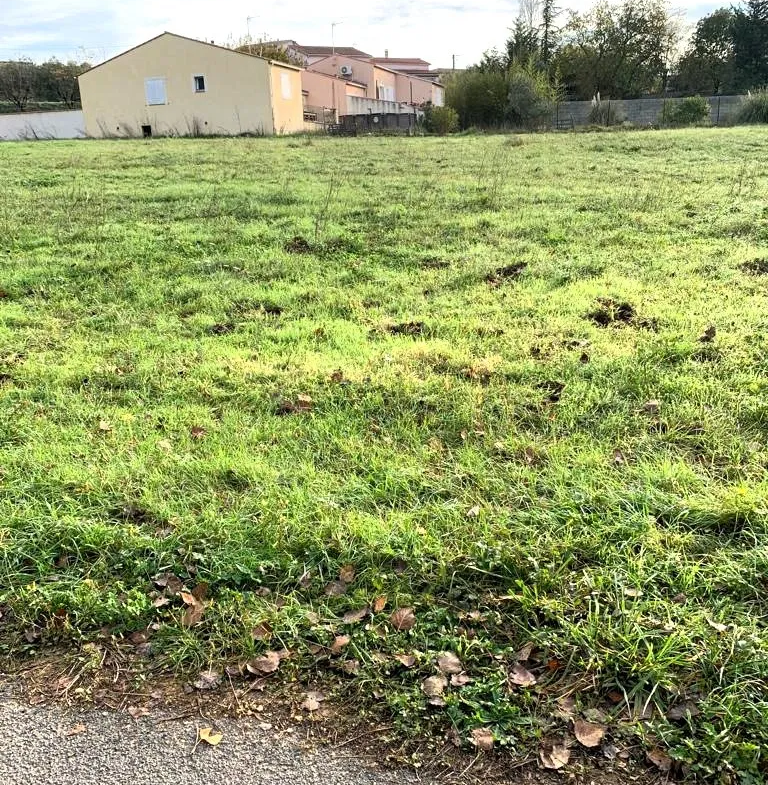 Vente d'un terrain viabilisé aux Mages de 771 m² 