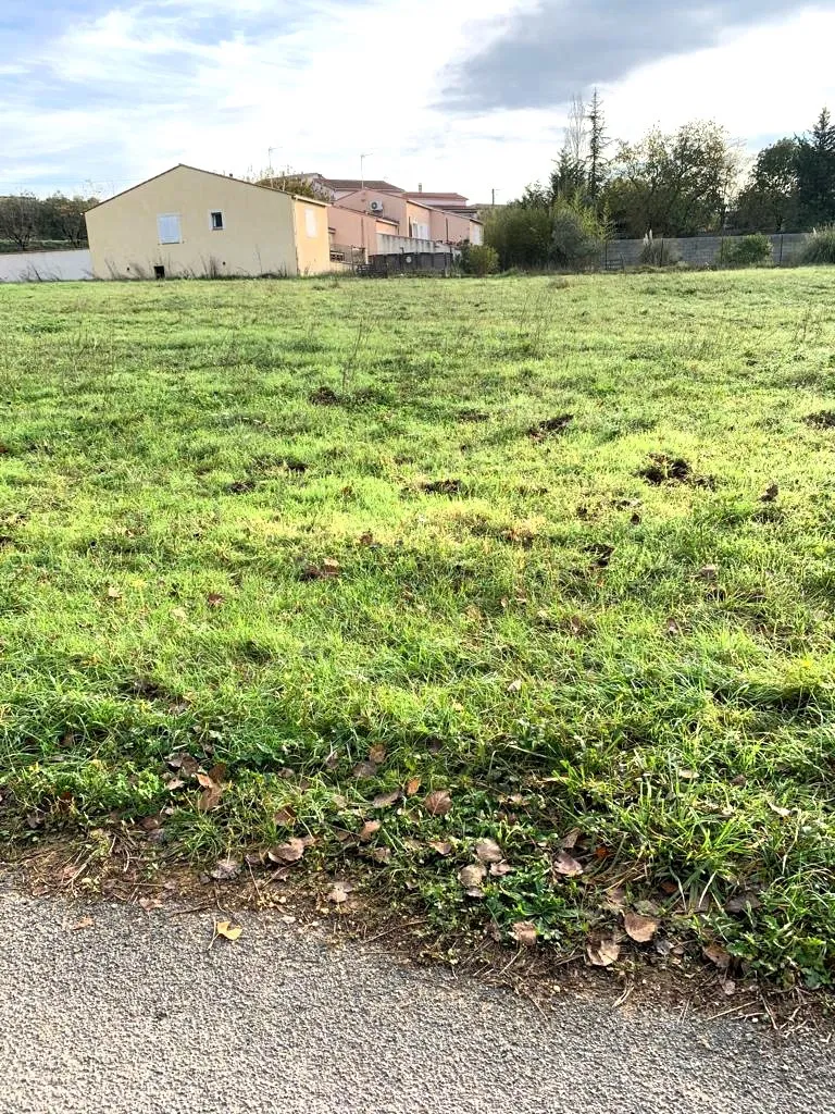 Vente d'un terrain viabilisé aux Mages de 771 m² 