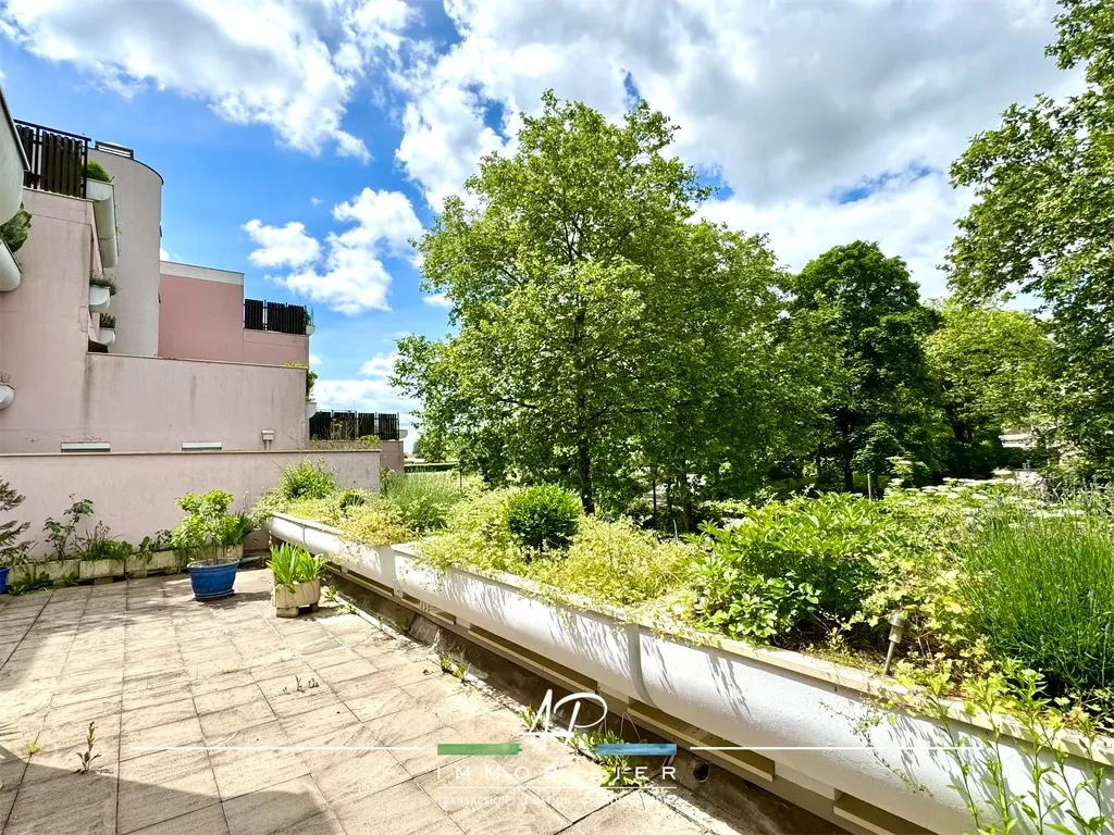 Appartement T5 lumineux avec grande terrasse à Quetigny 