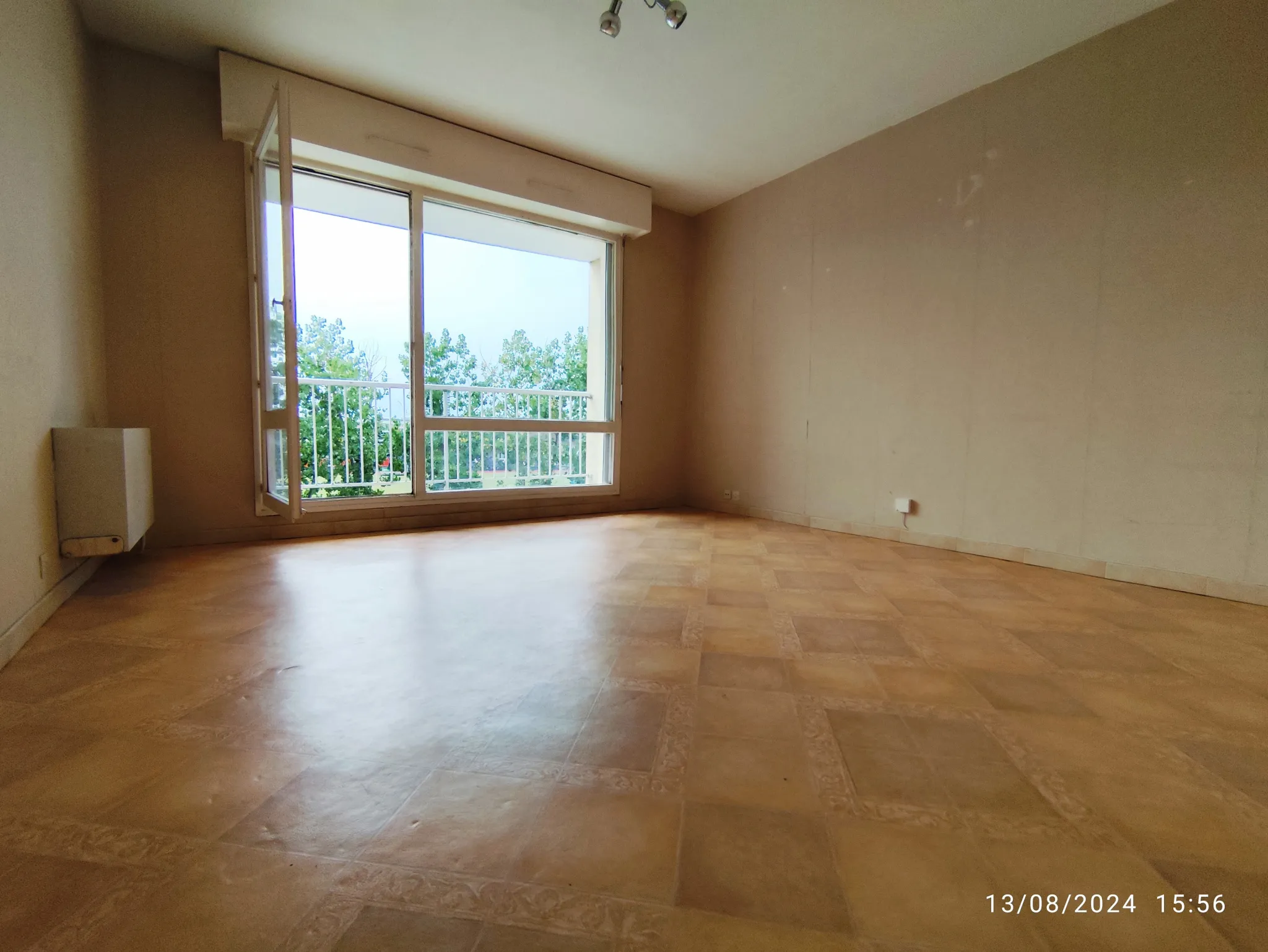 Appartement T2 à vendre à Pontoise avec balcon et parking 