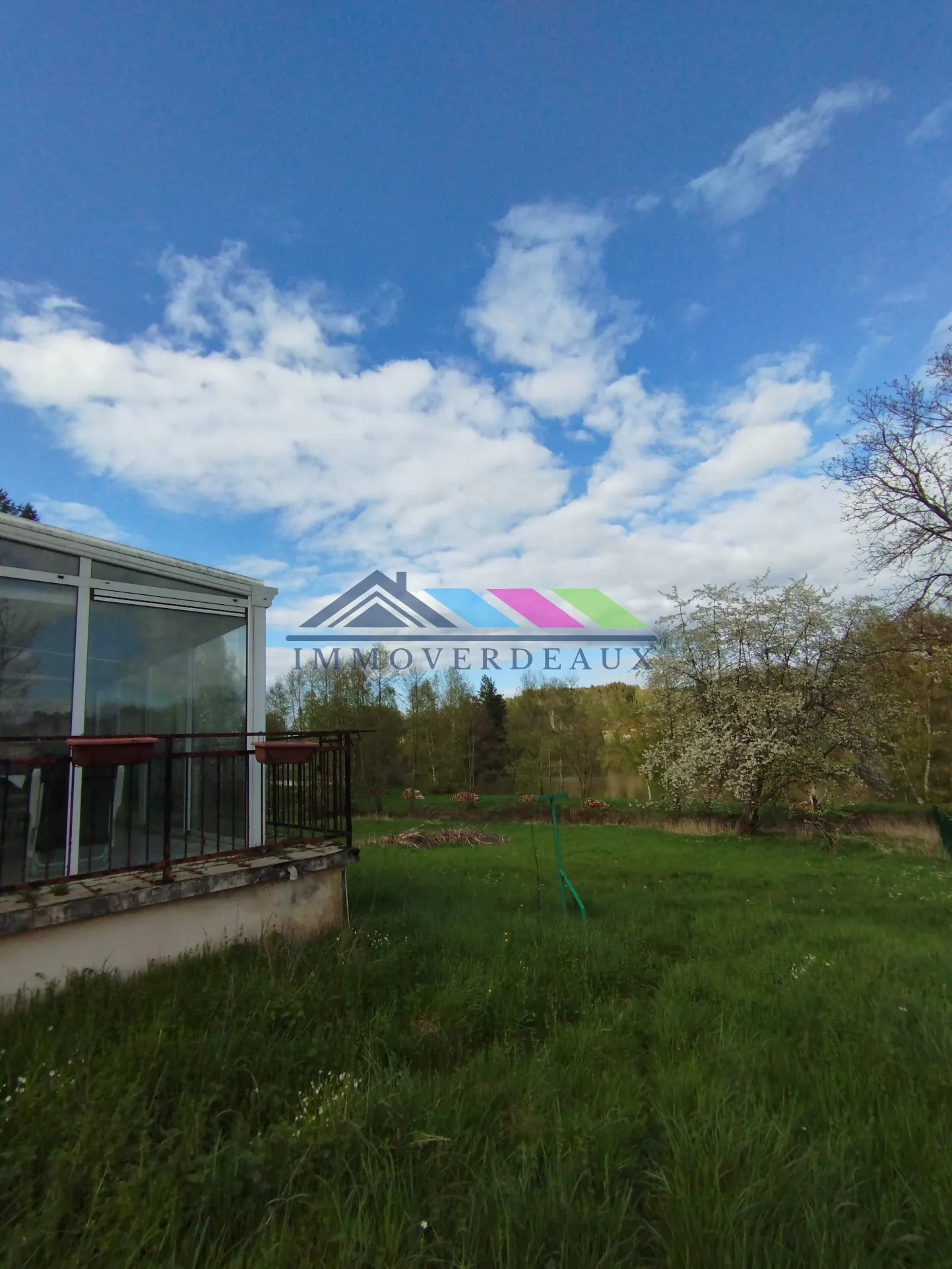 Maison individuelle avec vue sur étang et grand terrain 