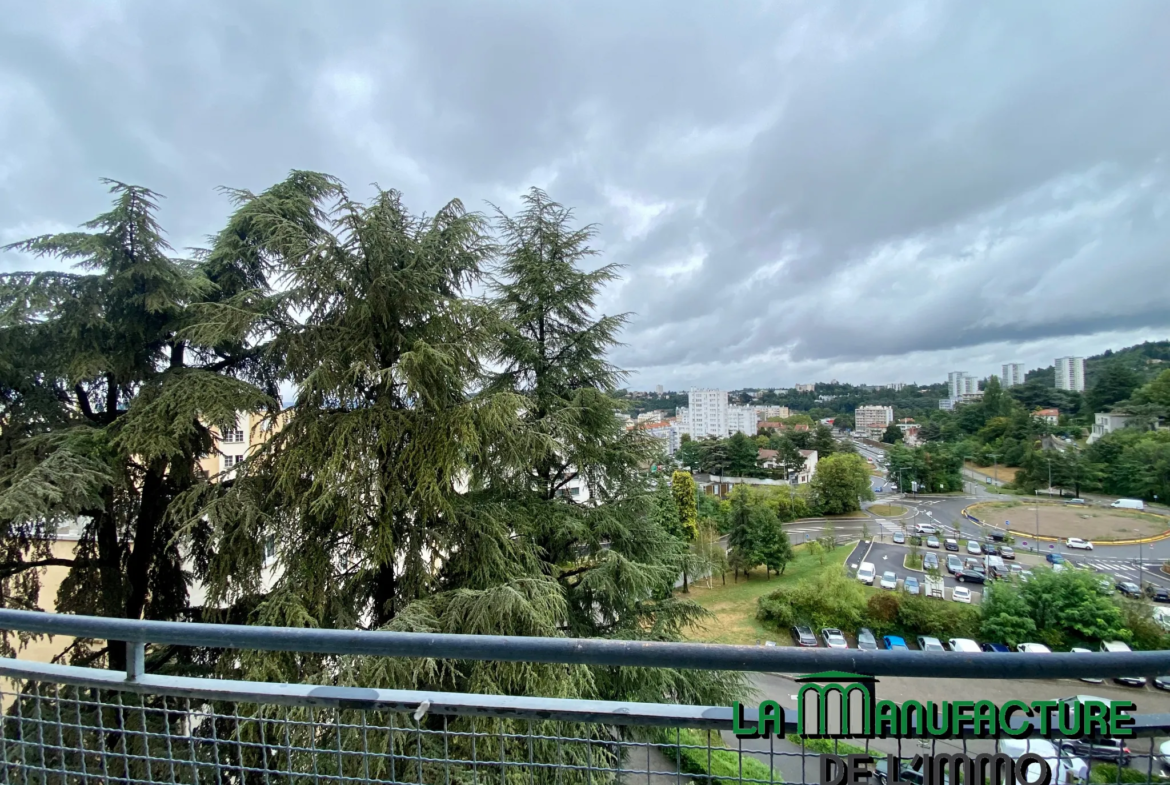 Appartement F3 Traversant avec Balcon à Saint-Etienne Sud 