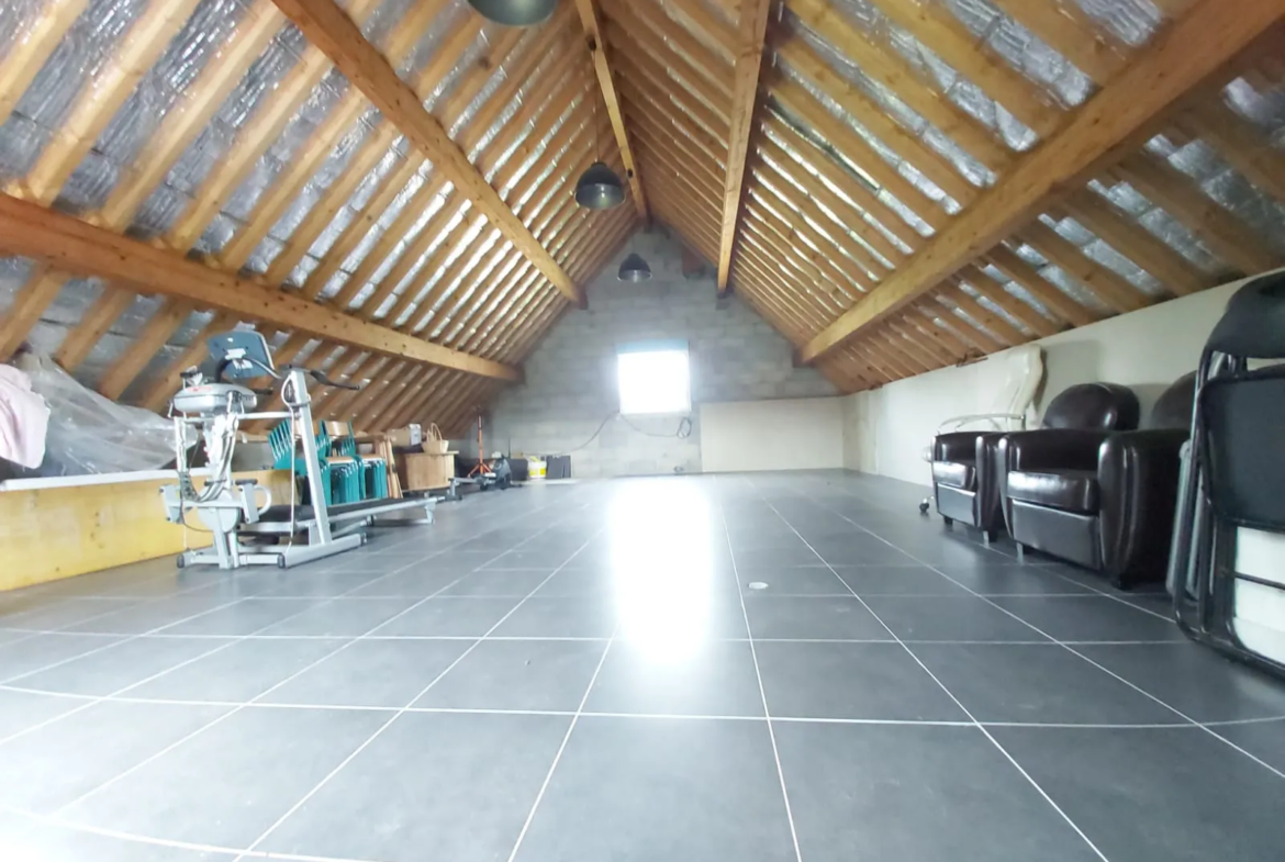 Garage de 120 m² à aménager à Boissise la Bertrand - Jardin de 300 m² 