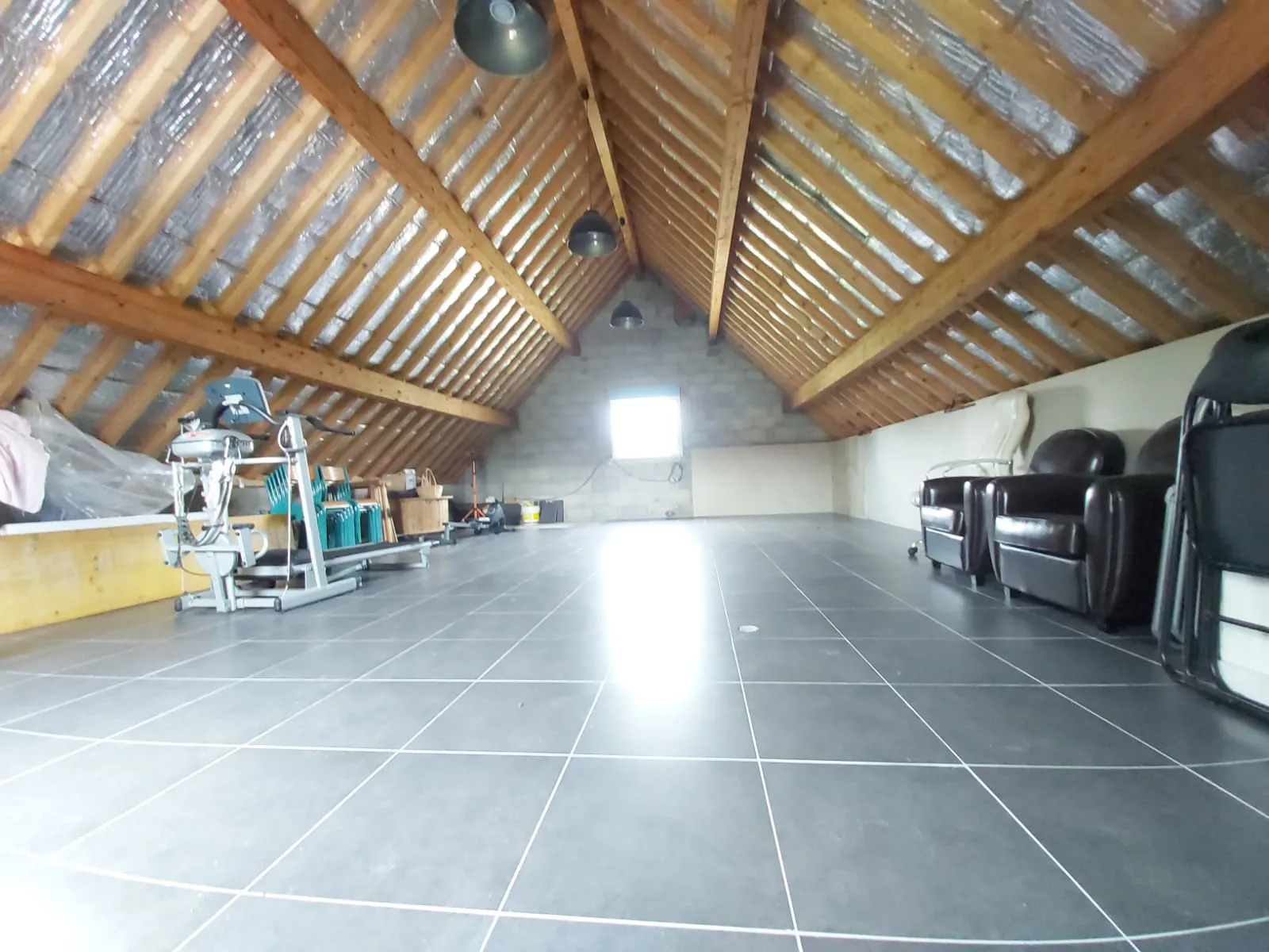 Garage de 120 m² à aménager à Boissise la Bertrand - Jardin de 300 m² 