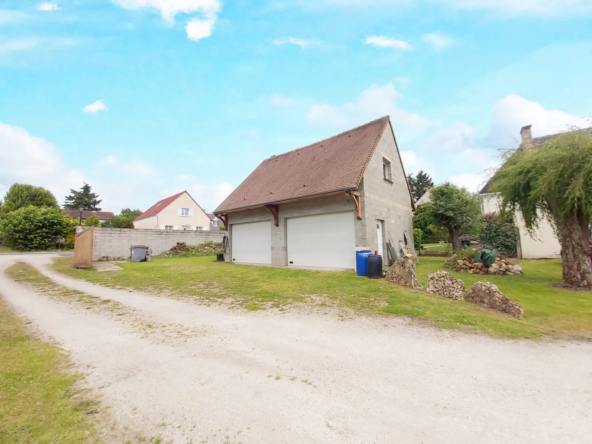 Garage de 120 m² à aménager à Boissise la Bertrand - Jardin de 300 m²