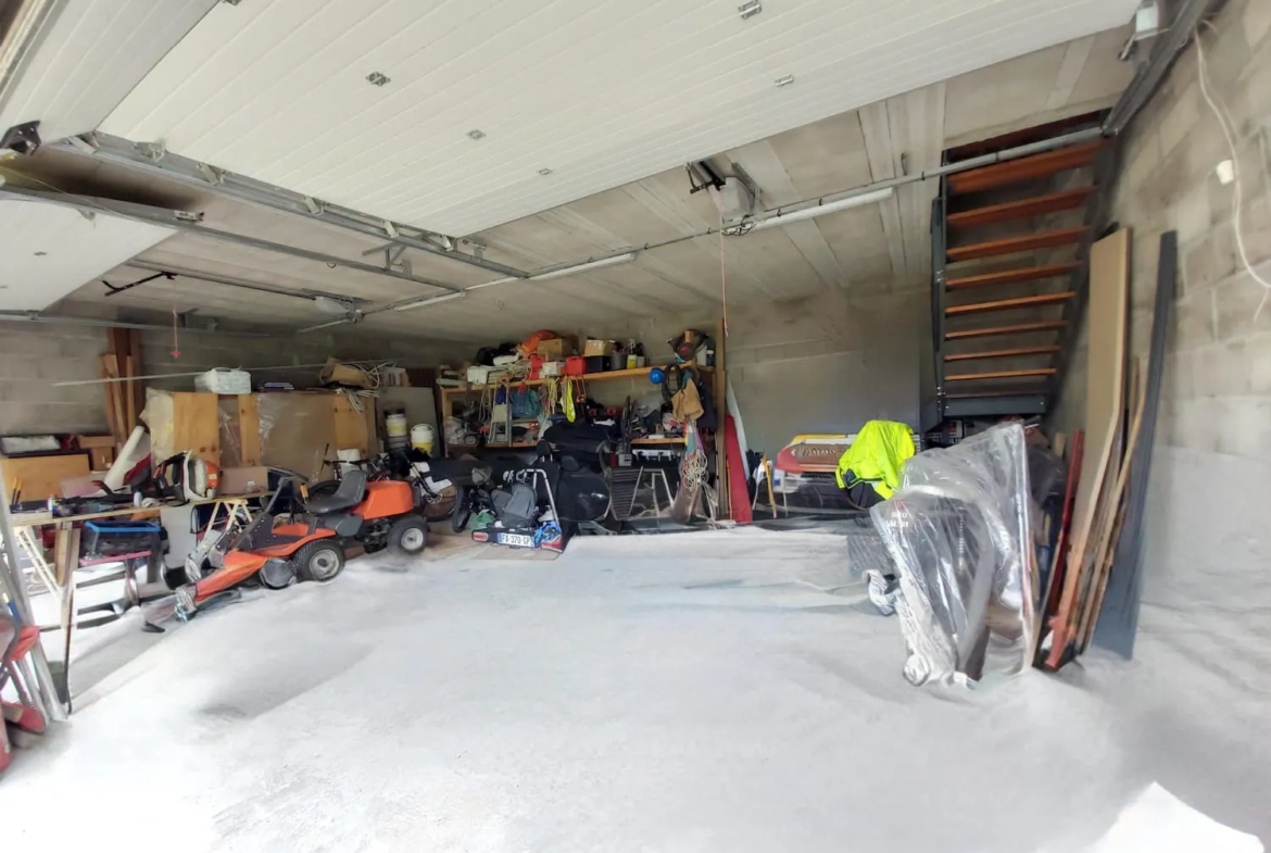 Garage de 120 m² à aménager à Boissise la Bertrand - Jardin de 300 m² 