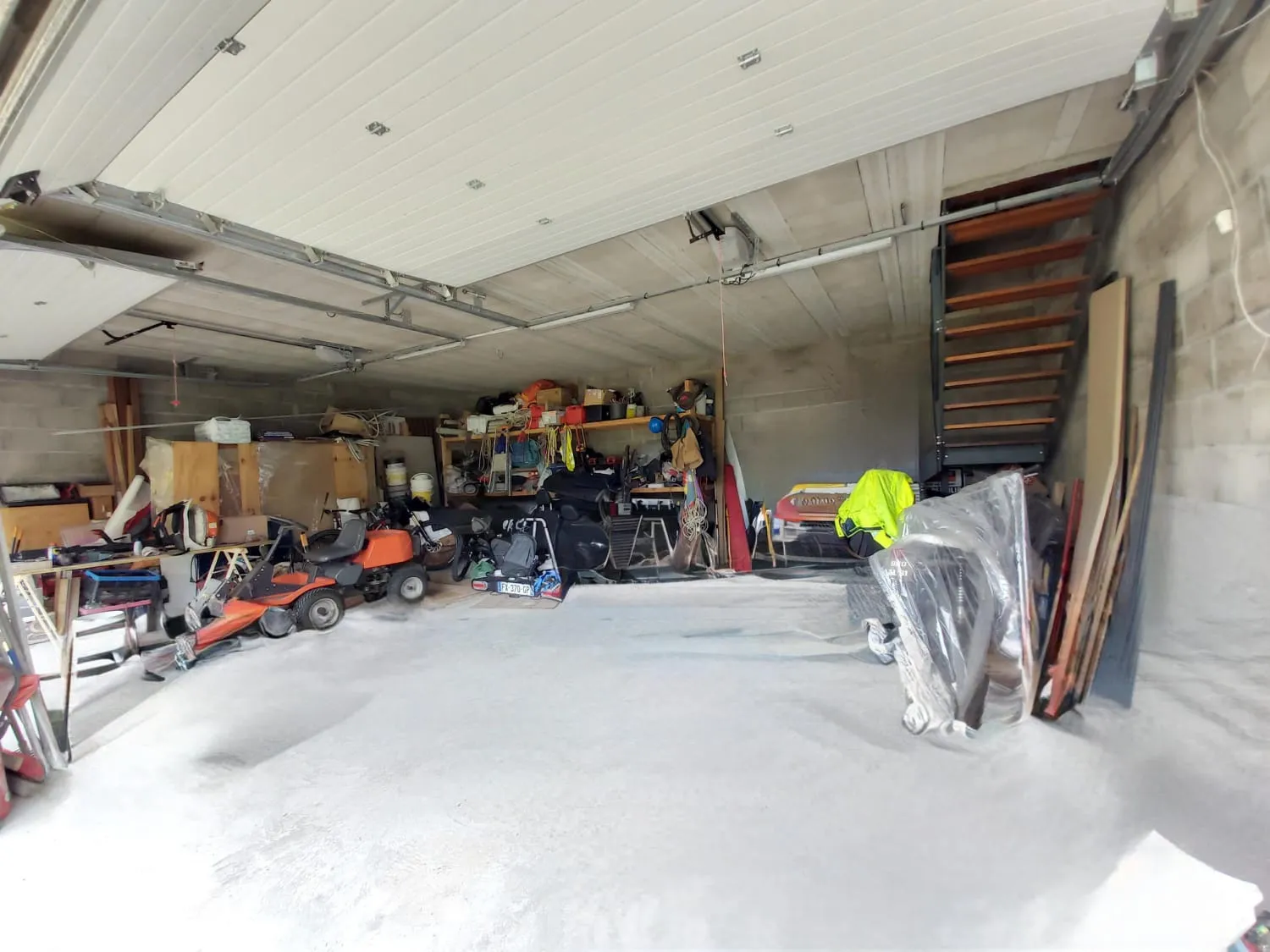 Garage de 120 m² à aménager à Boissise la Bertrand - Jardin de 300 m² 