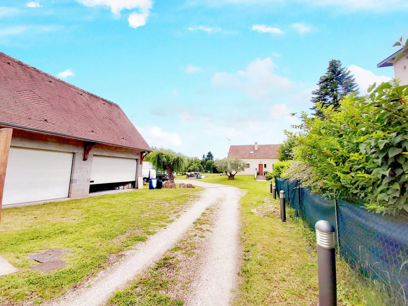 Garage de 120 m² à aménager à Boissise la Bertrand - Jardin de 300 m² 