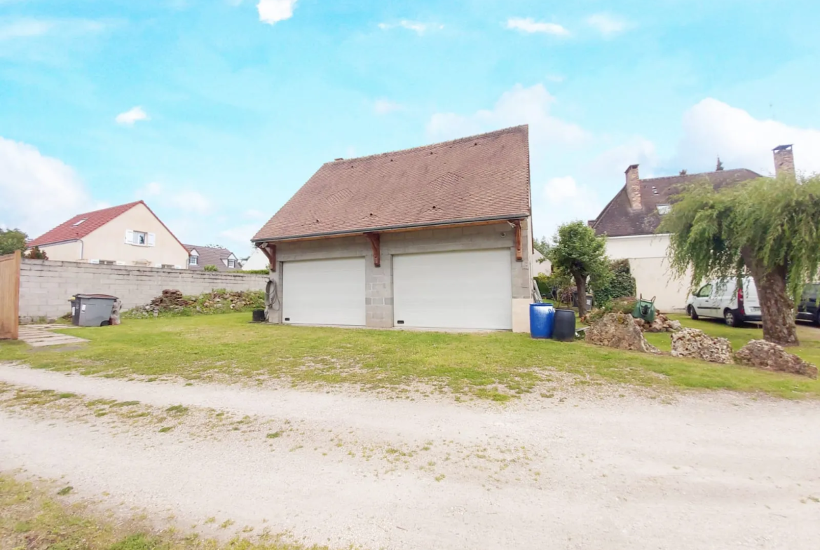 Garage de 120 m² à aménager à Boissise la Bertrand - Jardin de 300 m² 