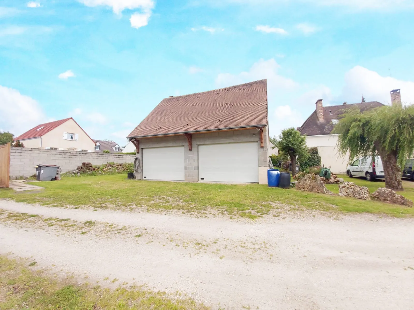 Garage de 120 m² à aménager à Boissise la Bertrand - Jardin de 300 m² 