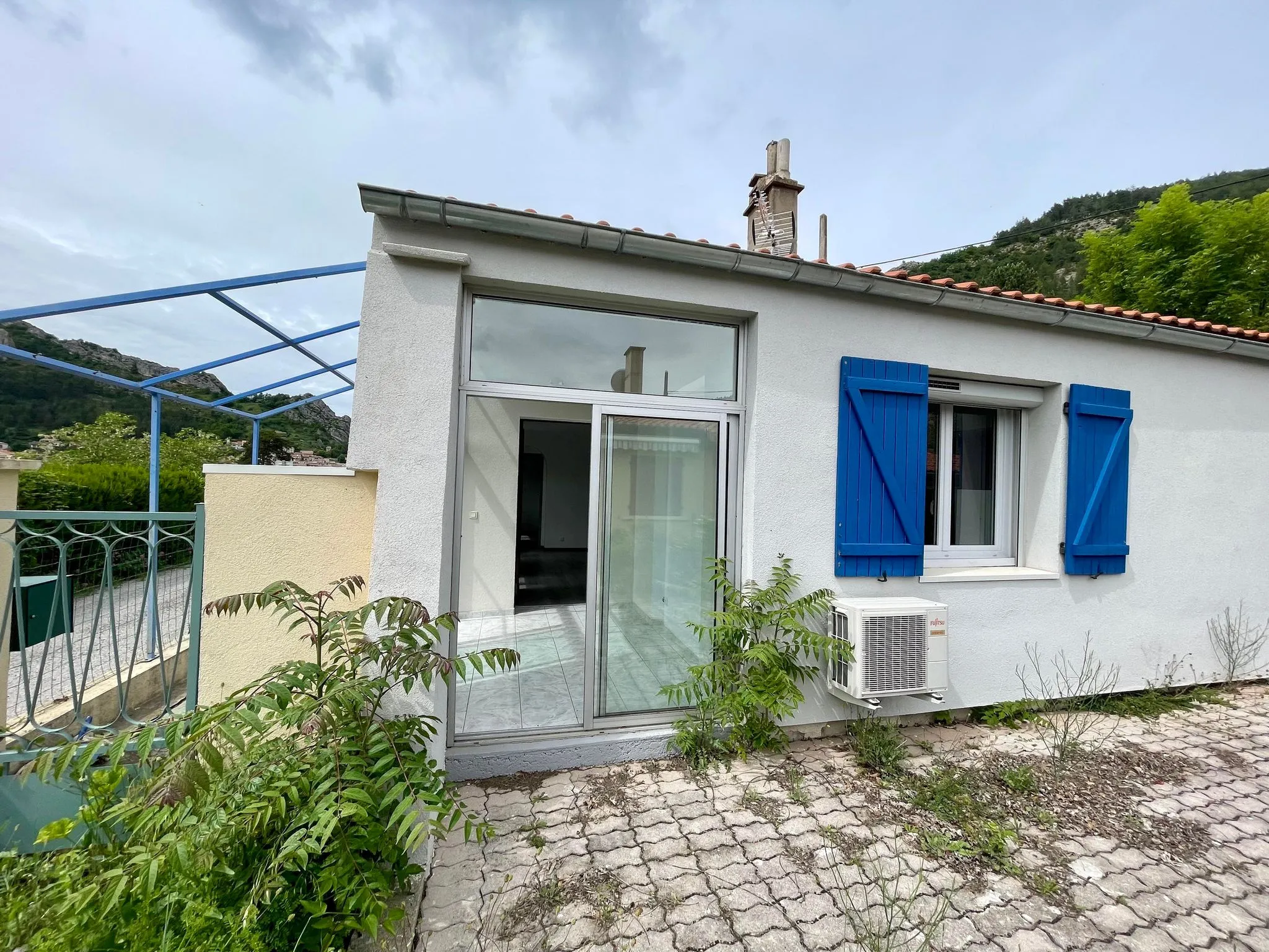 Maison avec 2 chambres, jardin et garage à Serres 