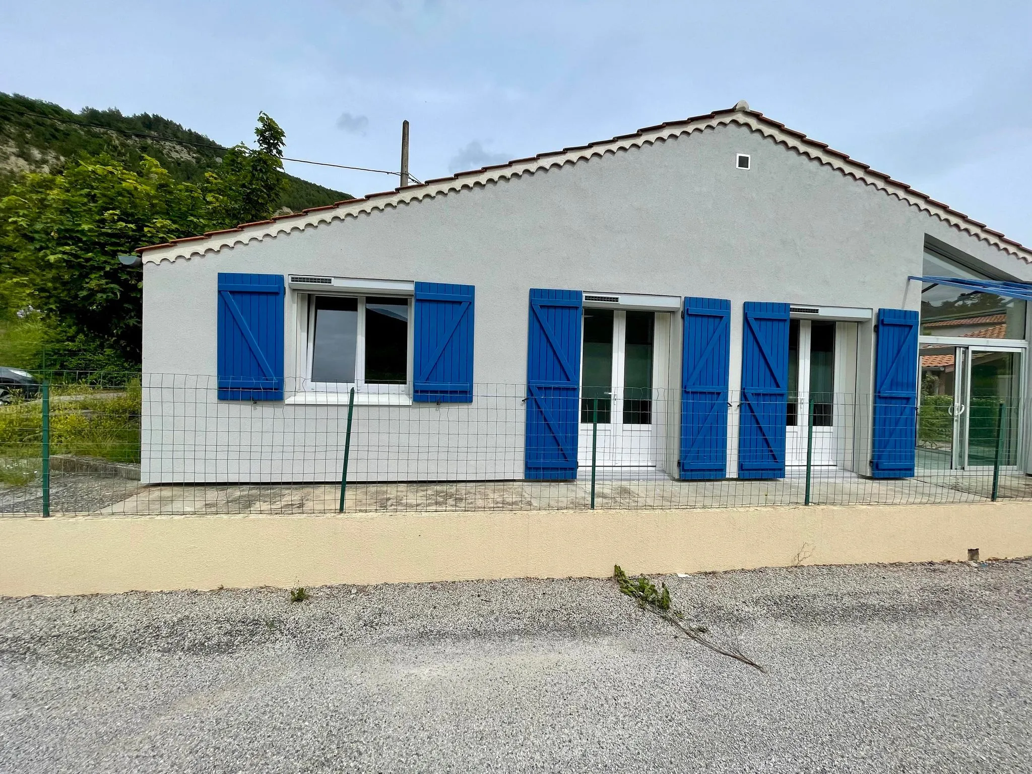 Maison de plain-pied avec 2 chambres et jardin à Serres 