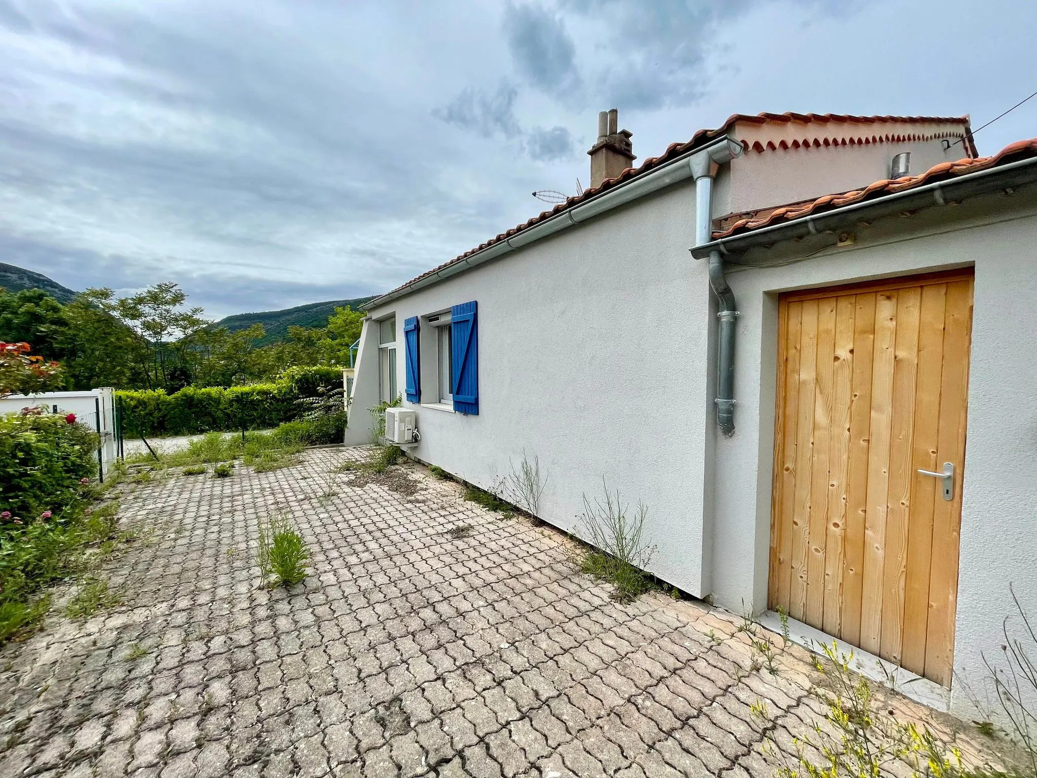 Maison de plain-pied avec 2 chambres et jardin à Serres 