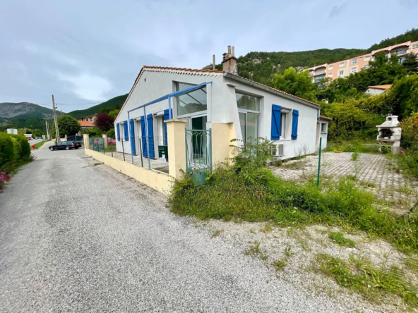 Maison de plain-pied avec 2 chambres et jardin à Serres