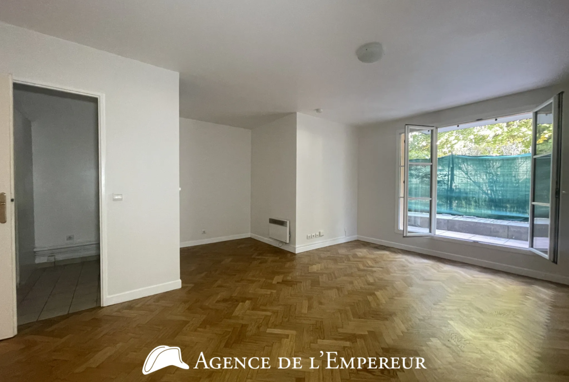 Studio rénové à vendre à Rueil-Malmaison avec terrasse privé 