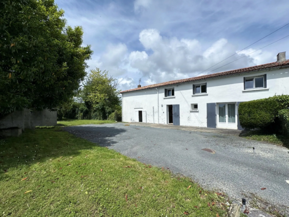 Maison traditionnelle à rénover à Semussac avec jardin