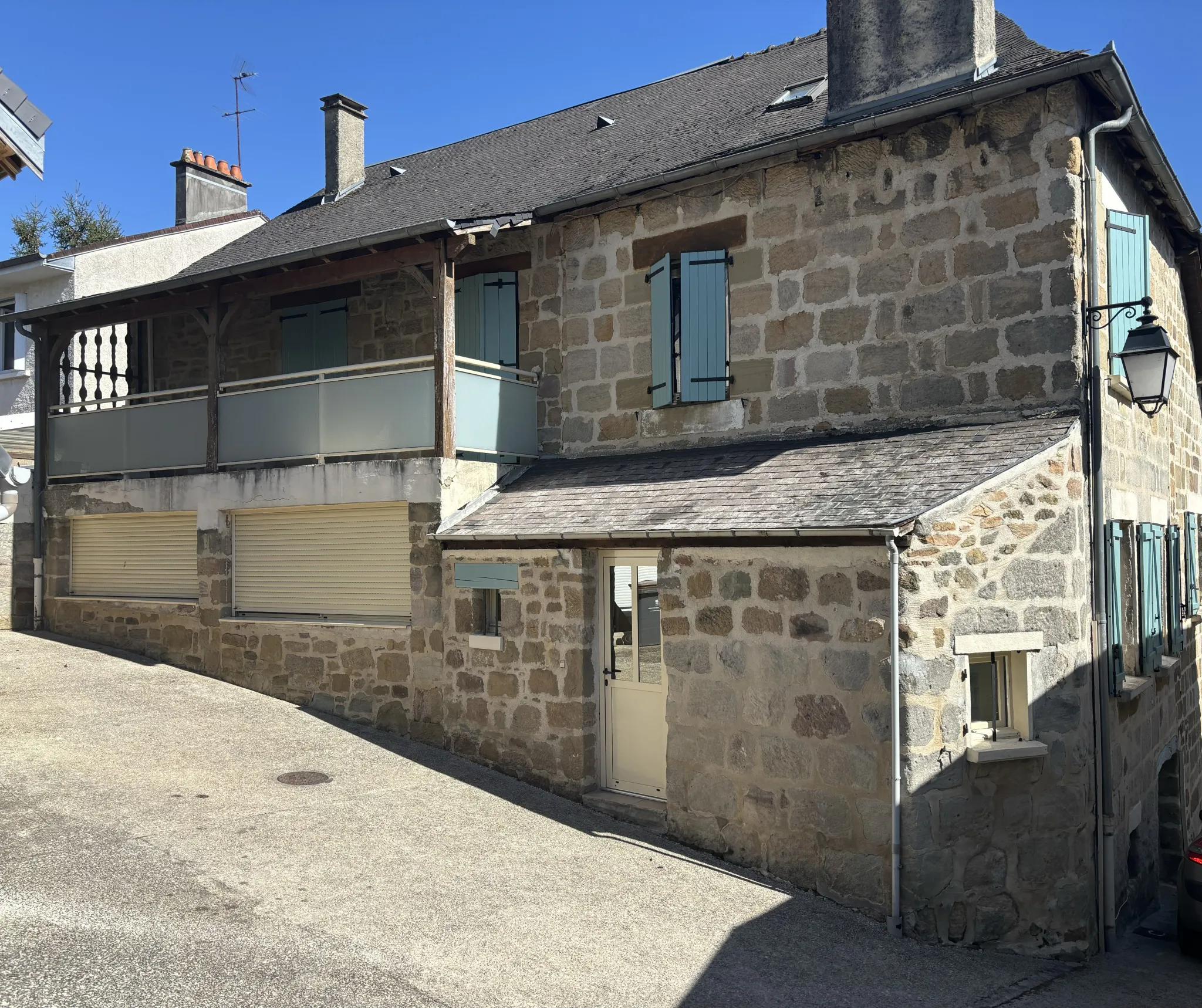 Maison atypique à Malemort avec 2 chambres et terrasse 