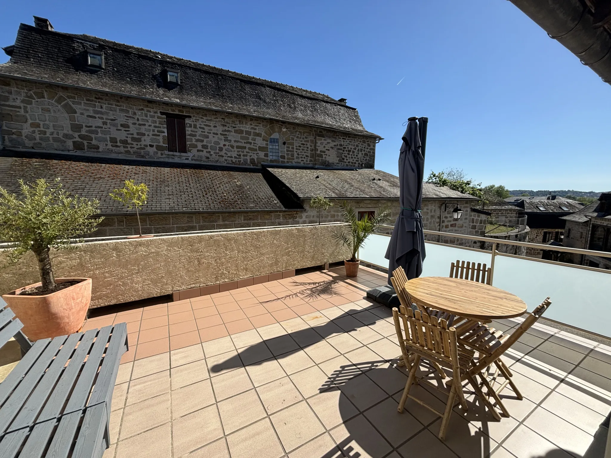 Maison atypique à Malemort avec 2 chambres et terrasse 