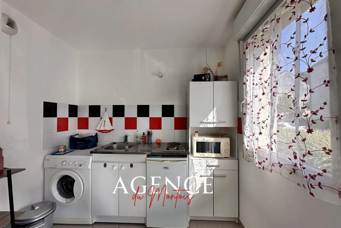 Ground Floor Apartment in Provins with Parking 