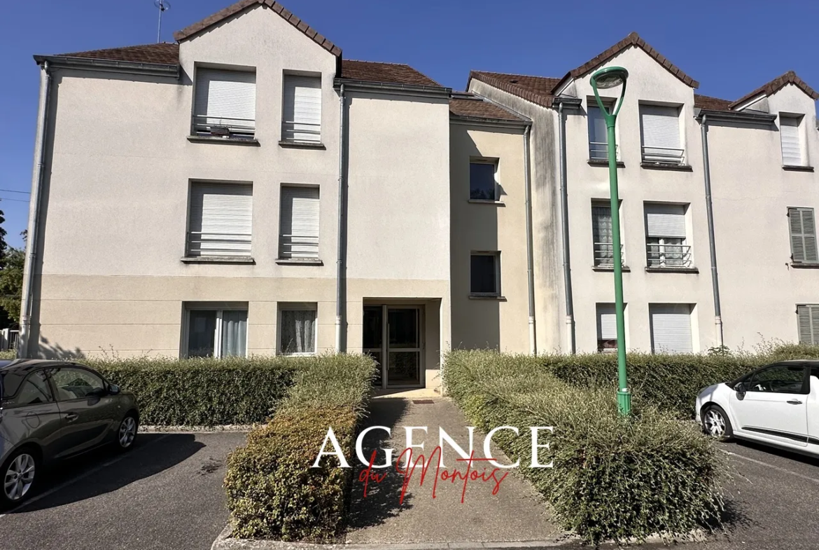 Ground Floor Apartment in Provins with Parking 