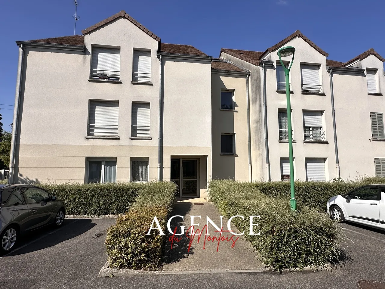 Ground Floor Apartment in Provins with Parking 