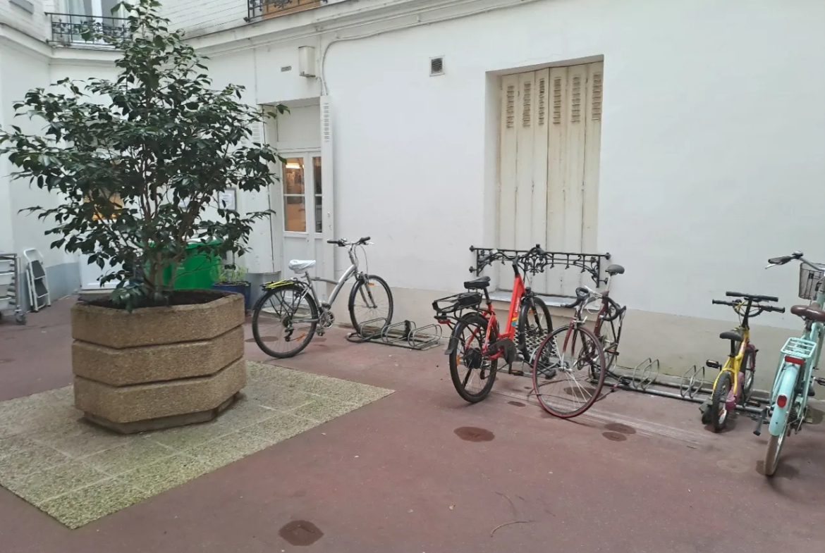 Appartement 2 pièces rénové rue de l'Amiral Roussin à Paris 