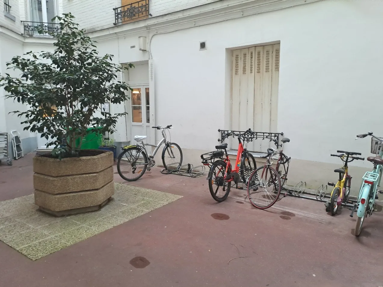 Appartement 2 pièces rénové rue de l'Amiral Roussin à Paris 