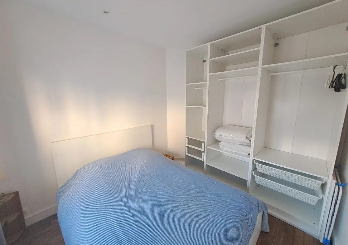 Appartement 2 pièces rénové rue de l'Amiral Roussin à Paris 