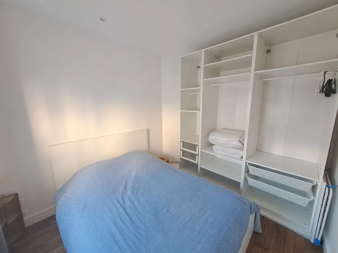 Appartement 2 pièces rénové rue de l'Amiral Roussin à Paris 