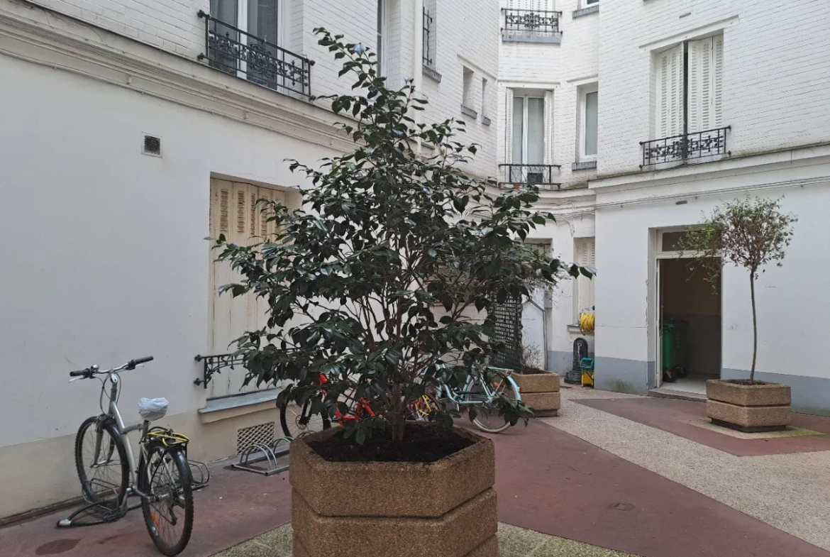 Appartement 2 pièces rénové rue de l'Amiral Roussin à Paris 