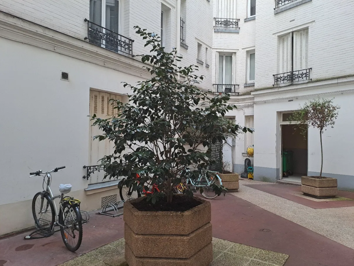 Appartement 2 pièces rénové rue de l'Amiral Roussin à Paris 