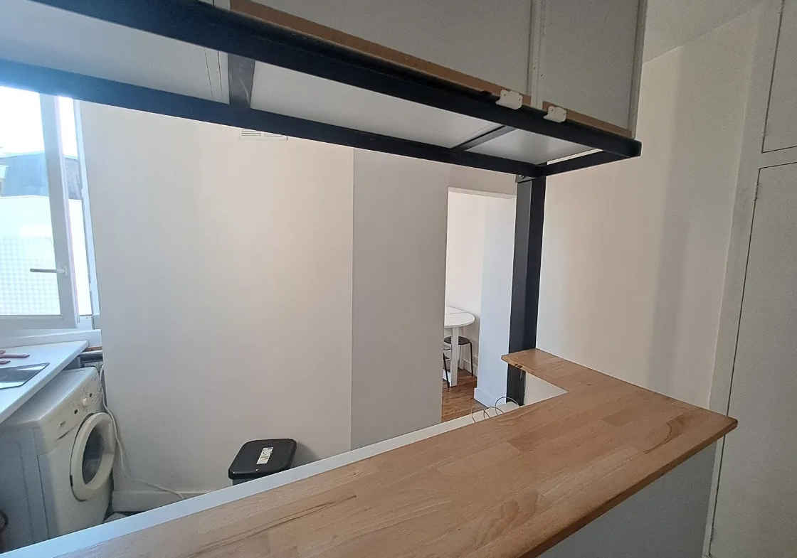 Appartement 2 pièces rénové rue de l'Amiral Roussin à Paris 