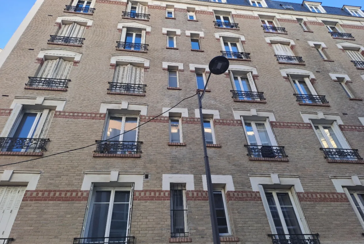 Appartement 2 pièces rénové rue de l'Amiral Roussin à Paris 