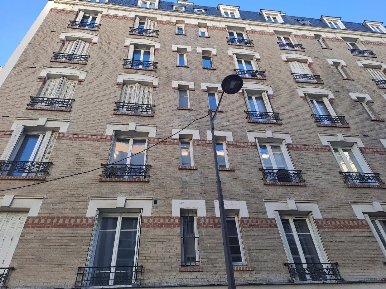 Appartement 2 pièces rénové rue de l'Amiral Roussin à Paris 