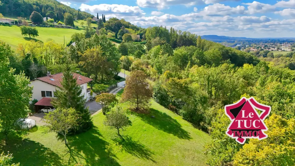 Maison 5 chambres avec piscine et garage à Penne D'Agenais