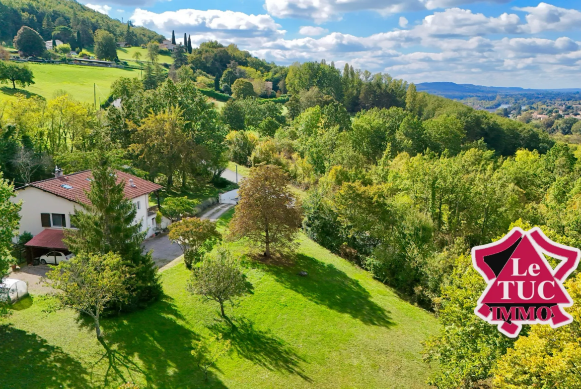 Maison 5 chambres avec piscine et garage à Penne D'Agenais 